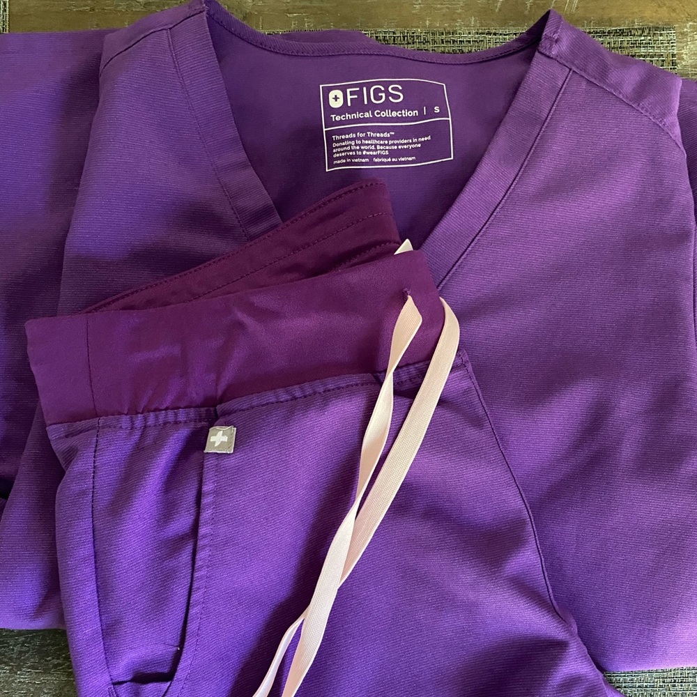 Figs small set Ultra Violet. Casma 3 pocket top and Zamora joggers.